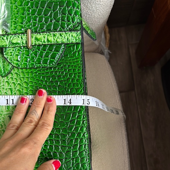 Trendy Boutique Green Satchel with Crocodile Embossed Finish - Picture 7 of 8